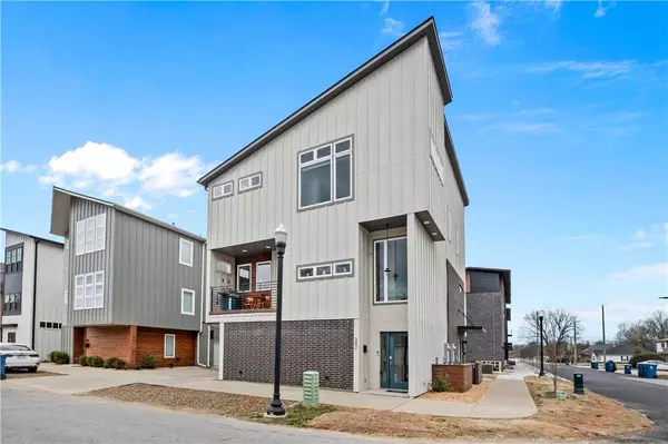 347 6th St, Bentonville, AR 72712