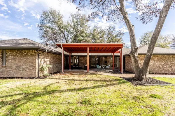 219 Clubbrook Circle, Desoto, TX 75115