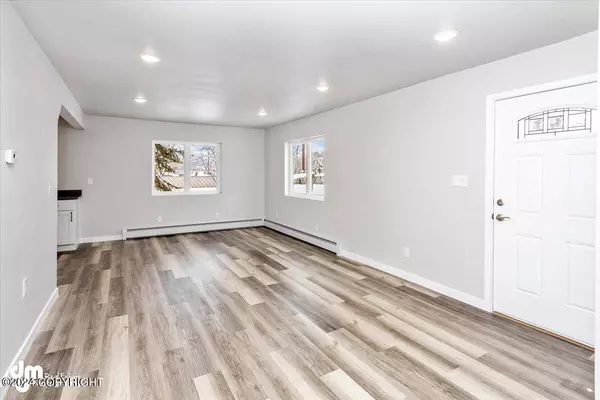 2737 Glacier ST, Anchorage, AK 99508