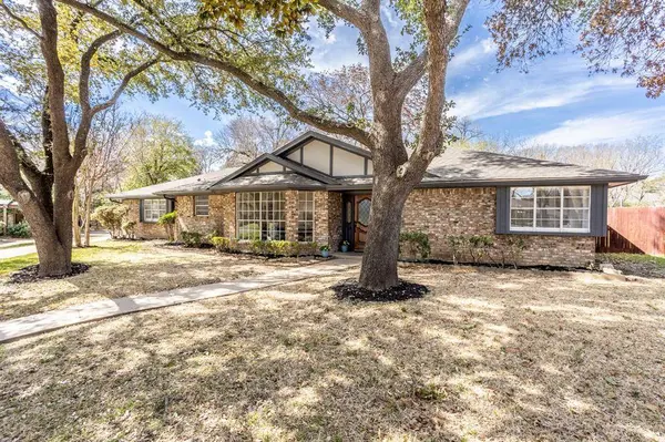 219 Clubbrook Circle, Desoto, TX 75115