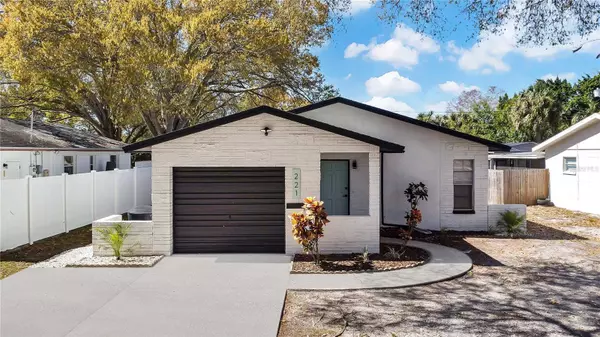 221 NE MONROE CIR N, St Petersburg, FL 33702