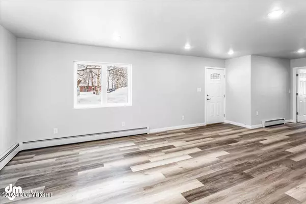 2737 Glacier ST, Anchorage, AK 99508