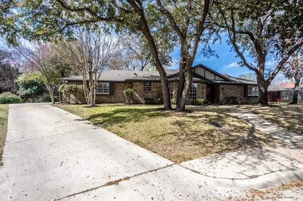 219 Clubbrook Circle, Desoto, TX 75115