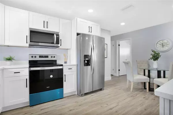 221 NE MONROE CIR N, St Petersburg, FL 33702