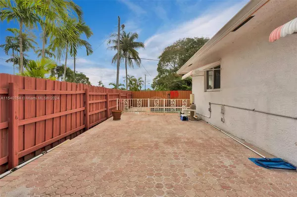 3650 NW 27th Ct, Lauderdale Lakes, FL 33311