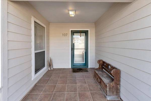 107 Waters Edge at 18th, Huntsville, TX 77340