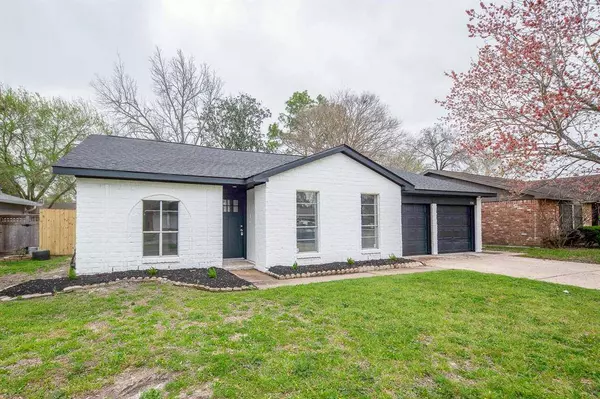 734 Voyager DR, Houston, TX 77062