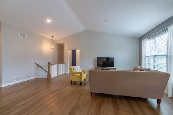 633 Slate Run, Elgin, IL 60124