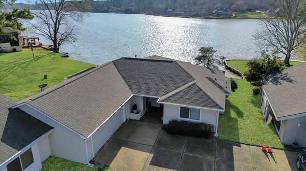 107 Waters Edge at 18th, Huntsville, TX 77340