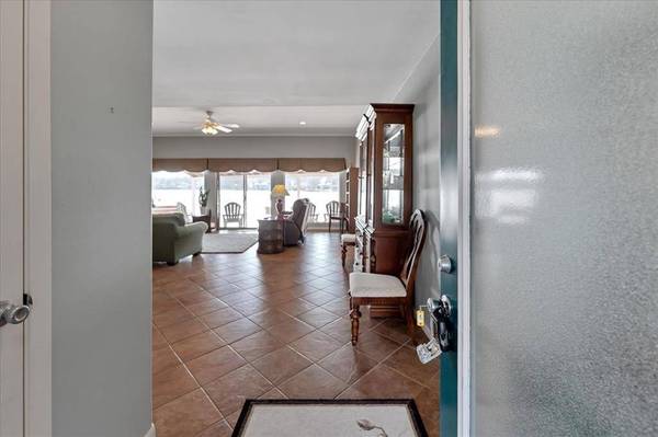 107 Waters Edge at 18th, Huntsville, TX 77340