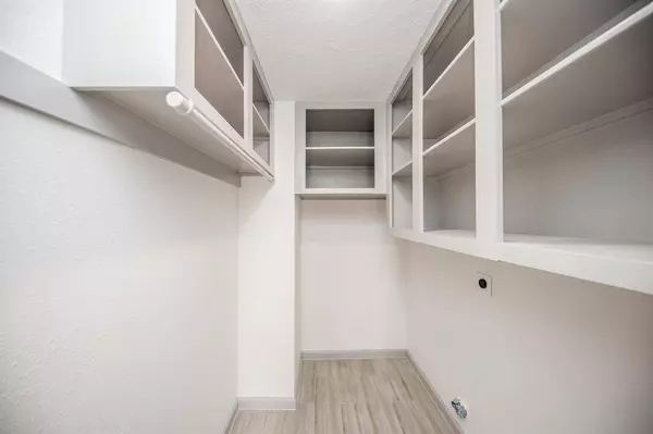 734 Voyager DR, Houston, TX 77062