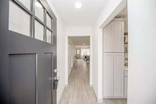 734 Voyager DR, Houston, TX 77062