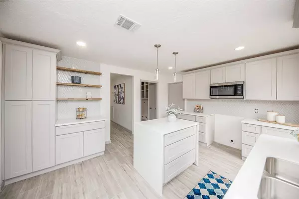 734 Voyager DR, Houston, TX 77062