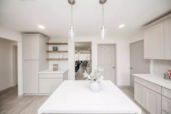 734 Voyager DR, Houston, TX 77062