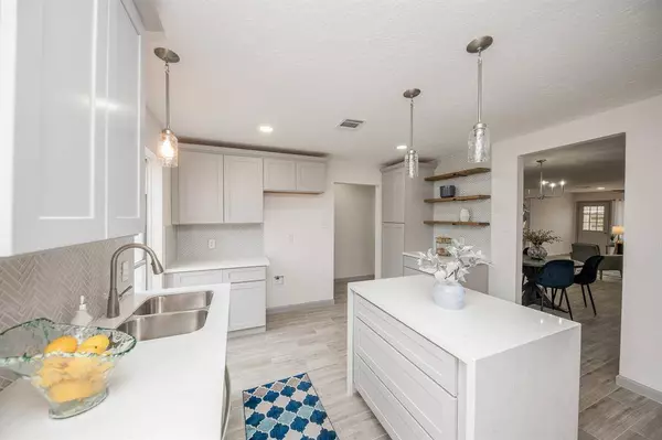 734 Voyager DR, Houston, TX 77062