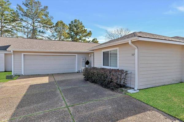 107 Waters Edge at 18th, Huntsville, TX 77340