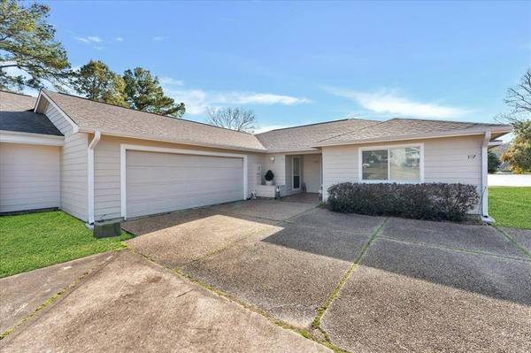 107 Waters Edge at 18th, Huntsville, TX 77340