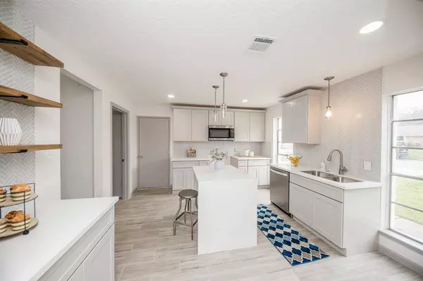 734 Voyager DR, Houston, TX 77062