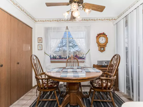 1785 Grosvenor Circle #A, Wheaton, IL 60189