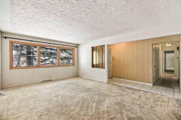 60 Glenside DR SW, Calgary, AB T3E 4K5