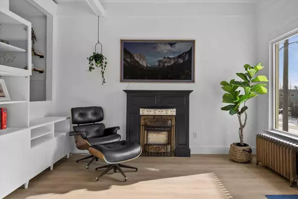 1728 34 AVE SW, Calgary, AB T2T 2B6