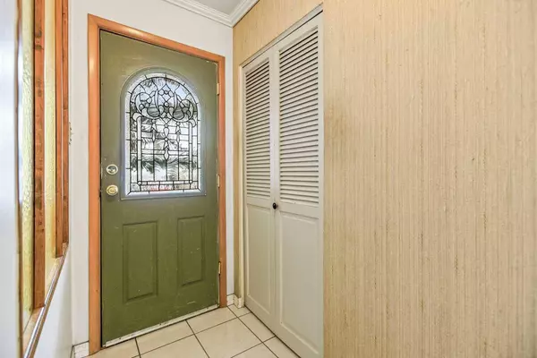 60 Glenside DR SW, Calgary, AB T3E 4K5