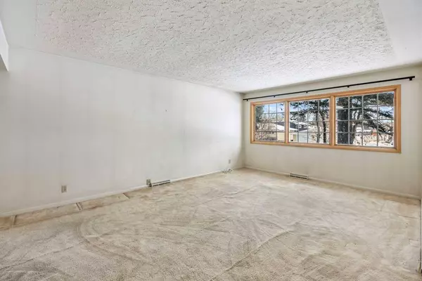 60 Glenside DR SW, Calgary, AB T3E 4K5