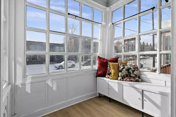 1728 34 AVE SW, Calgary, AB T2T 2B6