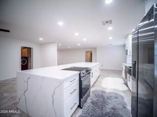 1034 E TOPEKA Drive, Phoenix, AZ 85024