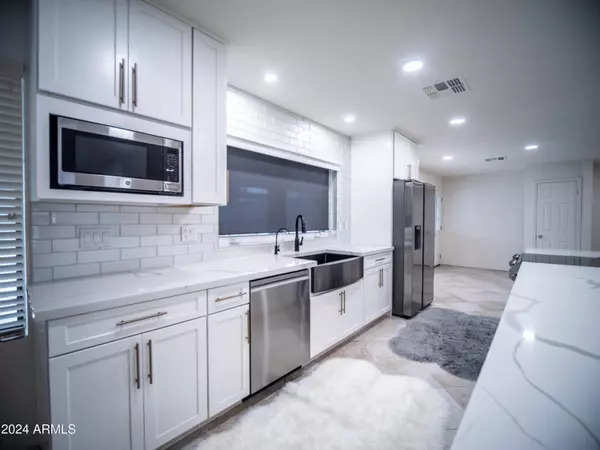 1034 E TOPEKA Drive, Phoenix, AZ 85024