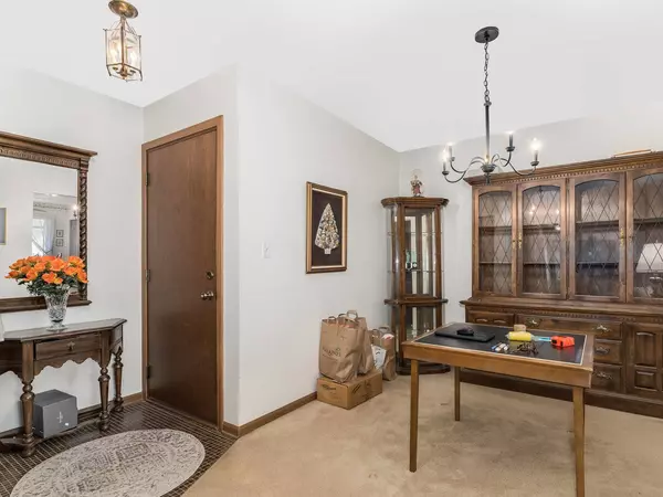 1785 Grosvenor CIR #A, Wheaton, IL 60189