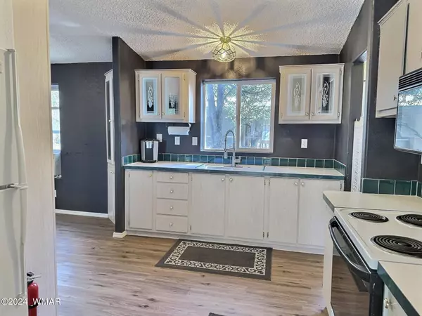 2188 S Woods DR, Overgaard, AZ 85928