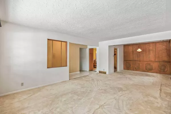 60 Glenside DR SW, Calgary, AB T3E 4K5