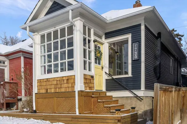 1728 34 AVE SW, Calgary, AB T2T 2B6