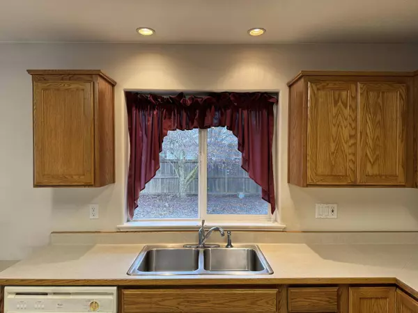 1155 SE Krystin Pl, Grants Pass, OR 97526