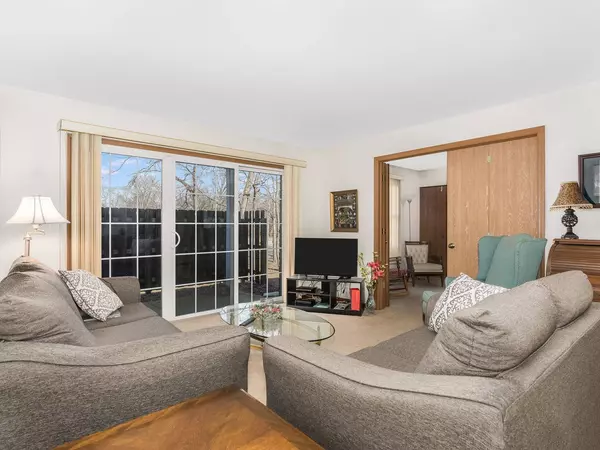 1785 Grosvenor CIR #A, Wheaton, IL 60189