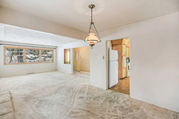 60 Glenside DR SW, Calgary, AB T3E 4K5