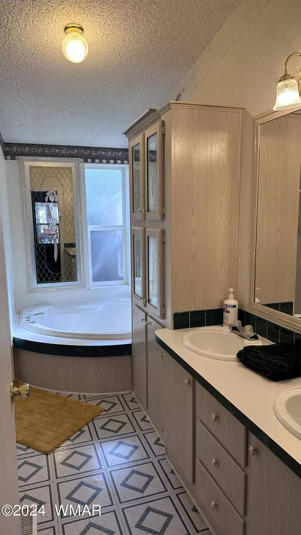 2188 S Woods DR, Overgaard, AZ 85928