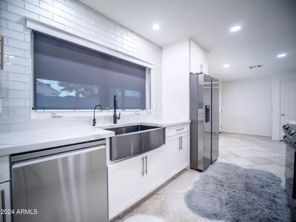 1034 E TOPEKA Drive, Phoenix, AZ 85024