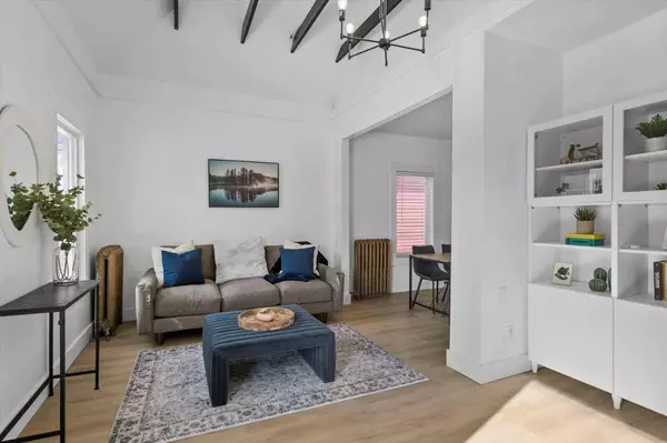 1728 34 AVE SW, Calgary, AB T2T 2B6