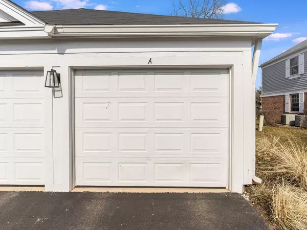 1785 Grosvenor Circle #A, Wheaton, IL 60189