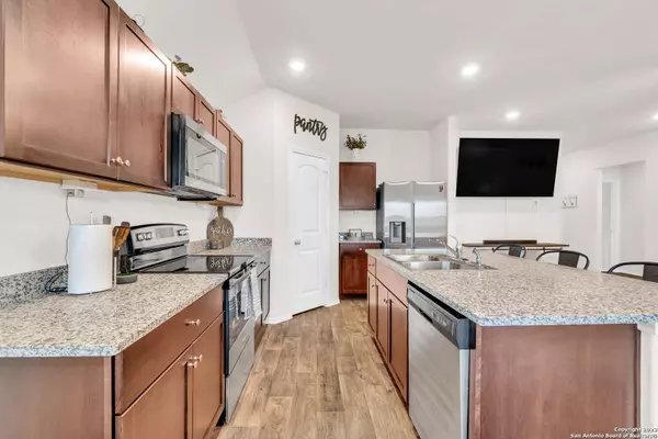 724 ARMADILLO DR, Seguin, TX 78155