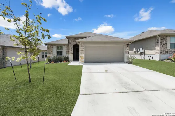 724 ARMADILLO DR, Seguin, TX 78155