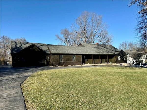 2028 W 95th ST, Leawood, KS 66206