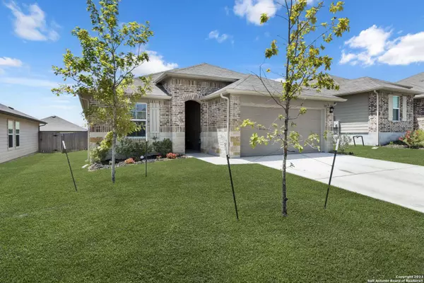 724 ARMADILLO DR, Seguin, TX 78155