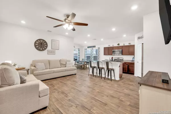 724 ARMADILLO DR, Seguin, TX 78155