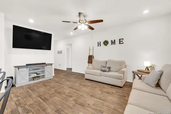 724 ARMADILLO DR, Seguin, TX 78155