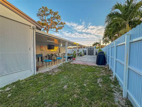 7110 Hope St, Hollywood, FL 33024