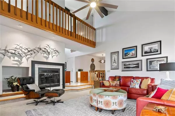 10745 W 109th ST, Overland Park, KS 66210