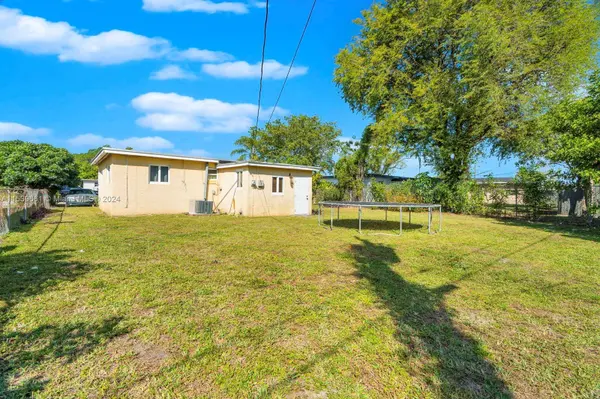 2611 SW 56th Ave, West Park, FL 33023